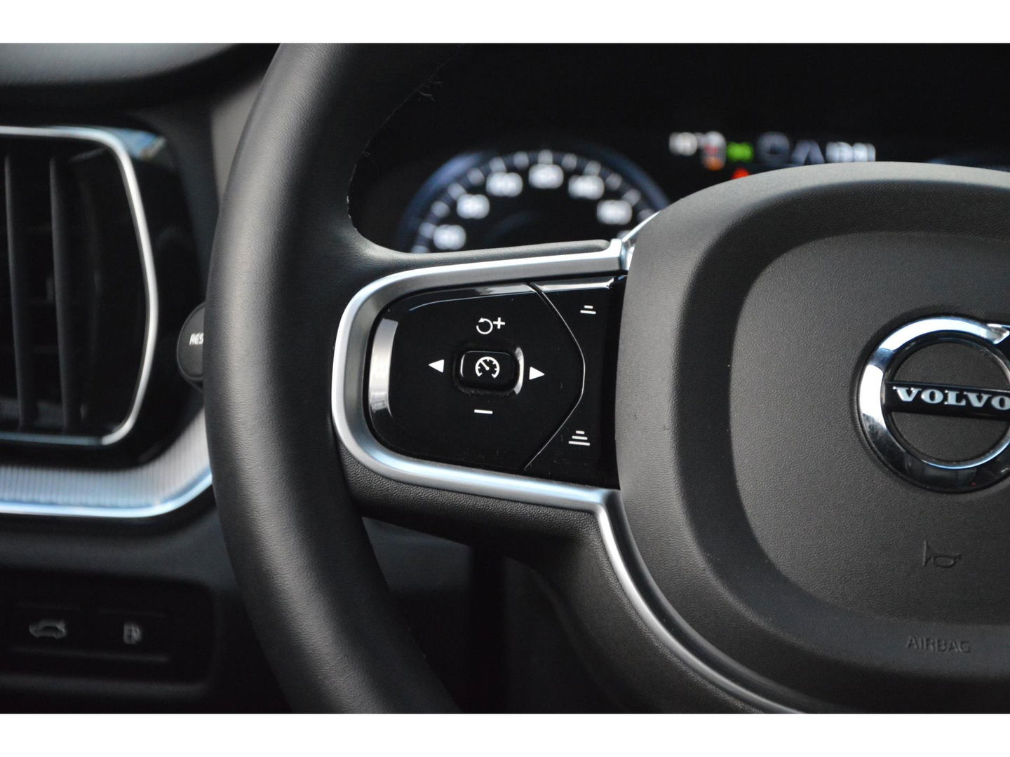 Volvo V60 T6 Hybride AWD Plus Dark | Trekhaak | Stoel + Stuur Verwarmd | elektrische stoelen | Pilot-assist |