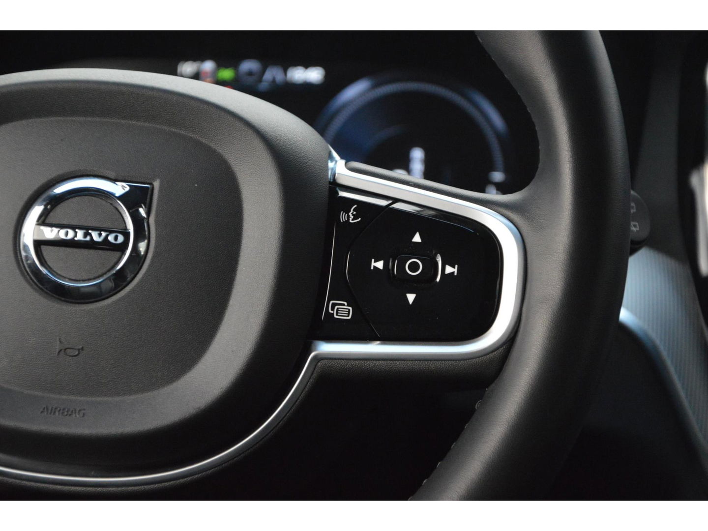 Volvo V60 T6 Hybride AWD Plus Dark | Trekhaak | Stoel + Stuur Verwarmd | elektrische stoelen | Pilot-assist |