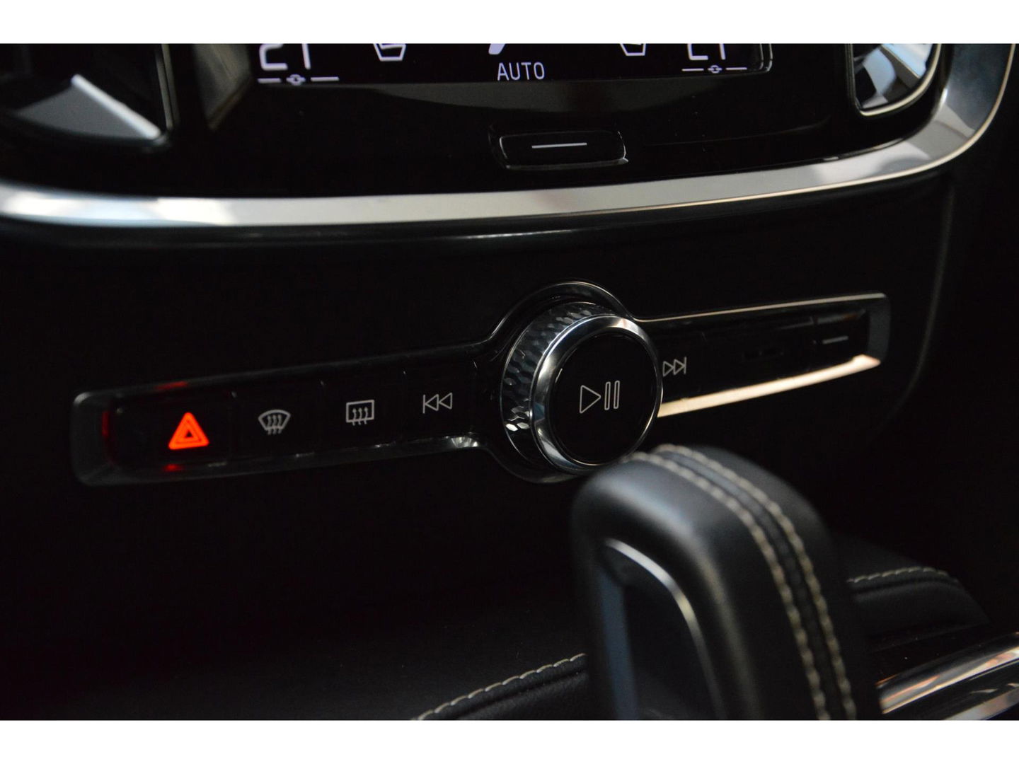 Volvo V60 T6 Hybride AWD Plus Dark | Trekhaak | Stoel + Stuur Verwarmd | elektrische stoelen | Pilot-assist |