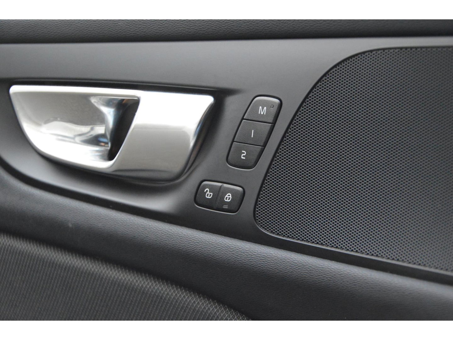 Volvo V60 T6 Hybride AWD Plus Dark | Trekhaak | Stoel + Stuur Verwarmd | elektrische stoelen | Pilot-assist |