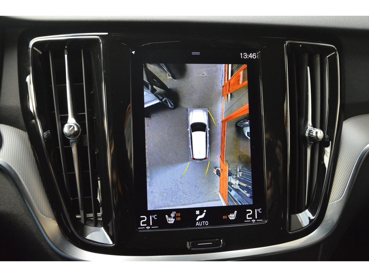 Volvo V60 T6 Hybride AWD Plus Dark | Trekhaak | Stoel + Stuur Verwarmd | elektrische stoelen | Pilot-assist |