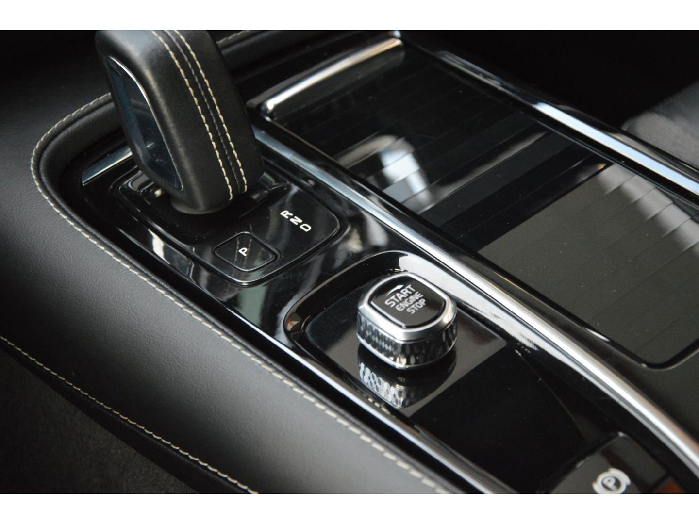 Volvo V60 T6 Hybride AWD Plus Dark | Trekhaak | Stoel + Stuur Verwarmd | elektrische stoelen | Pilot-assist |