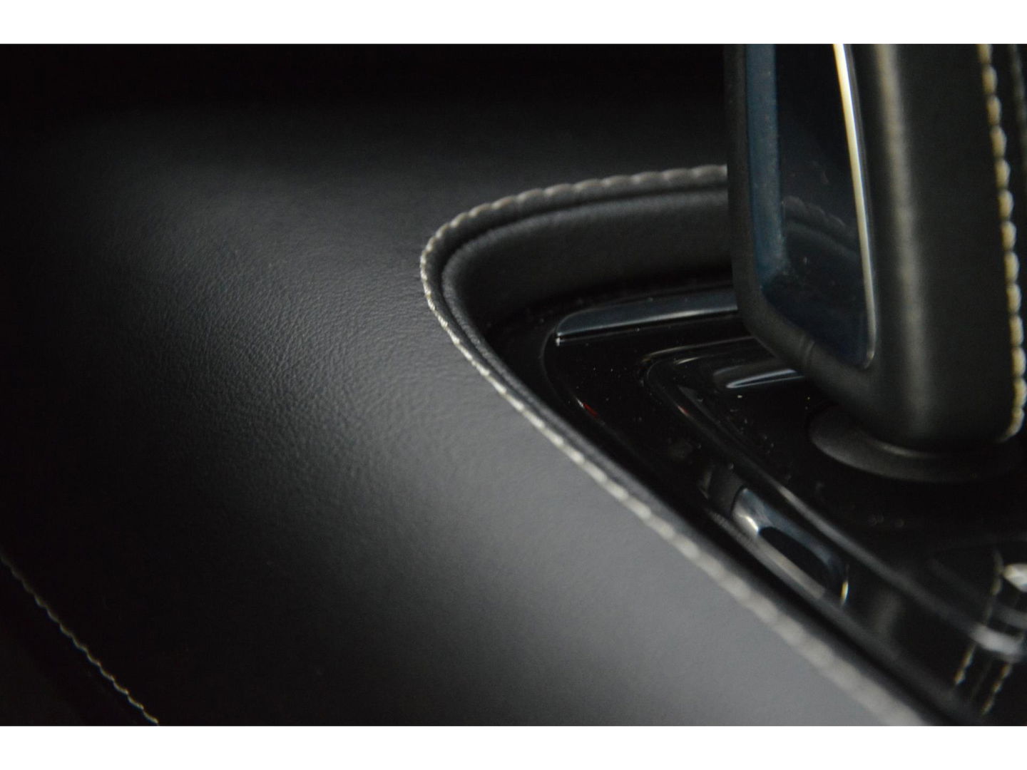 Volvo V60 T6 Hybride AWD Plus Dark | Trekhaak | Stoel + Stuur Verwarmd | elektrische stoelen | Pilot-assist |