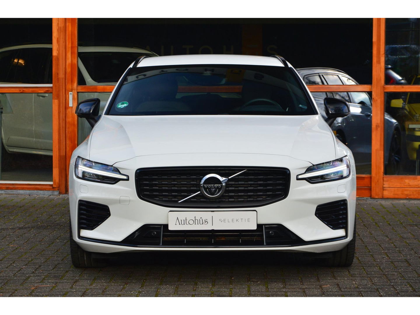 Volvo V60 T6 Hybride AWD Plus Dark | Trekhaak | Stoel + Stuur Verwarmd | elektrische stoelen | Pilot-assist |