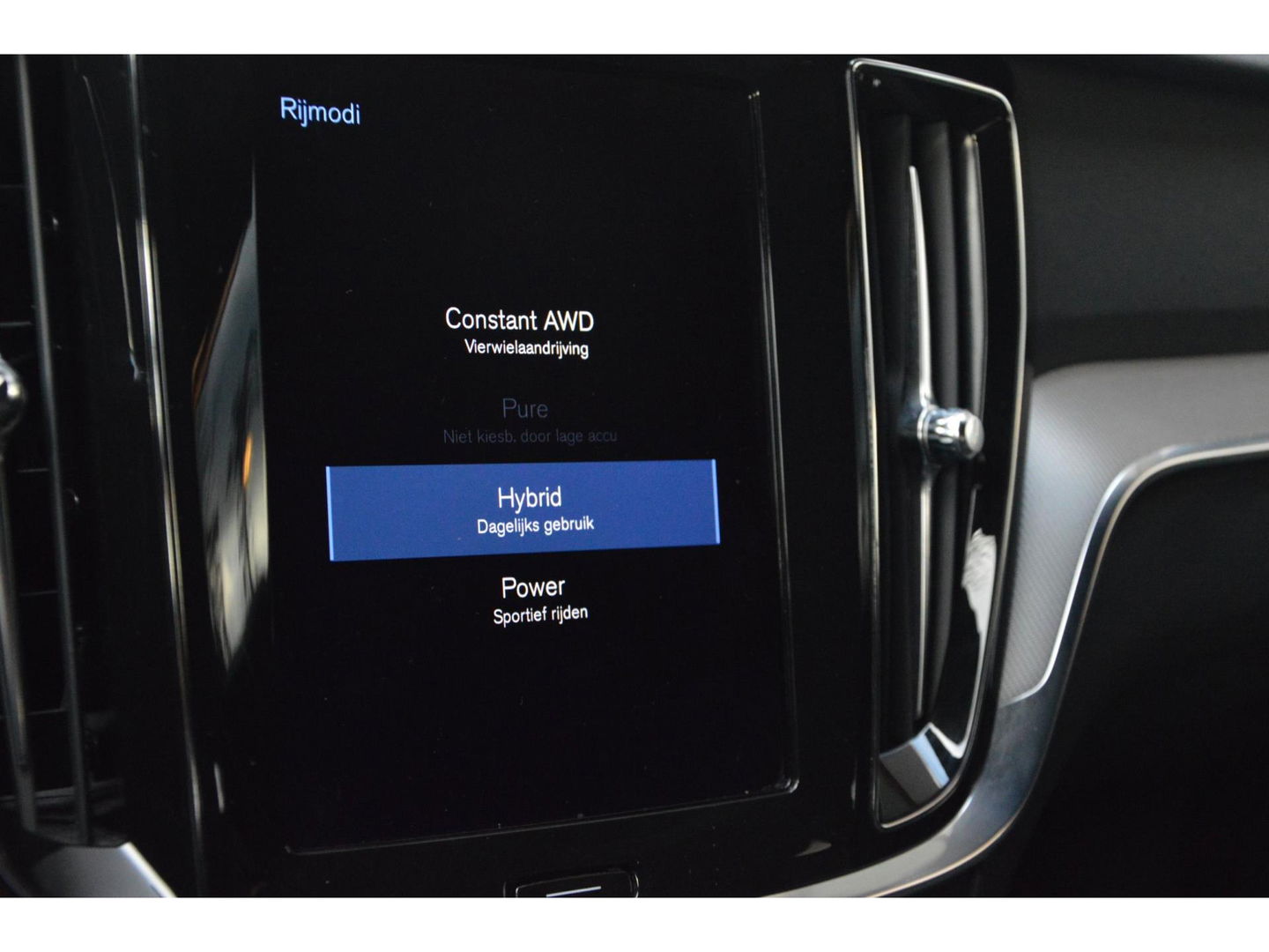 Volvo V60 T6 Hybride AWD Plus Dark | Trekhaak | Stoel + Stuur Verwarmd | elektrische stoelen | Pilot-assist |