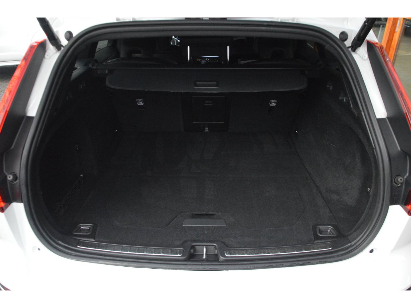 Volvo V60 T6 Hybride AWD Plus Dark | Trekhaak | Stoel + Stuur Verwarmd | elektrische stoelen | Pilot-assist |