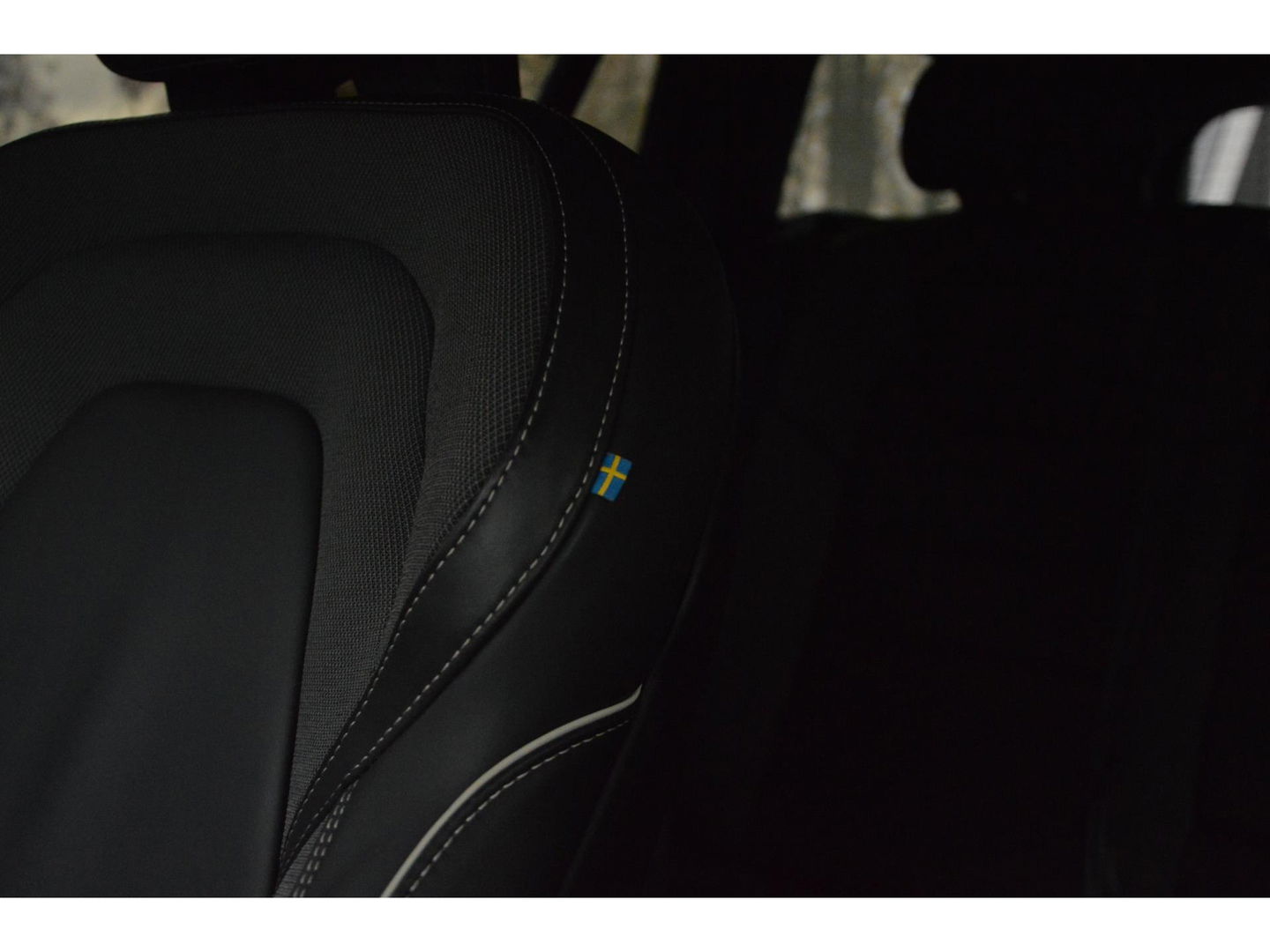 Volvo V60 T6 Hybride AWD Plus Dark | Trekhaak | Stoel + Stuur Verwarmd | elektrische stoelen | Pilot-assist |