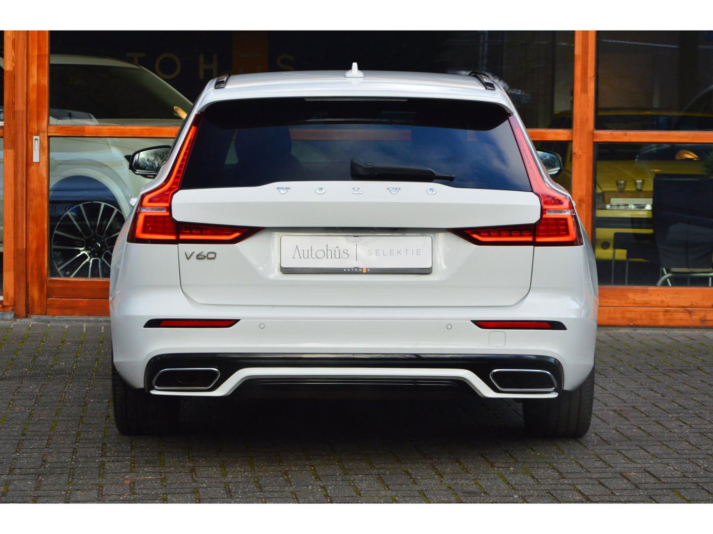 Volvo V60 T6 Hybride AWD Plus Dark | Trekhaak | Stoel + Stuur Verwarmd | elektrische stoelen | Pilot-assist |