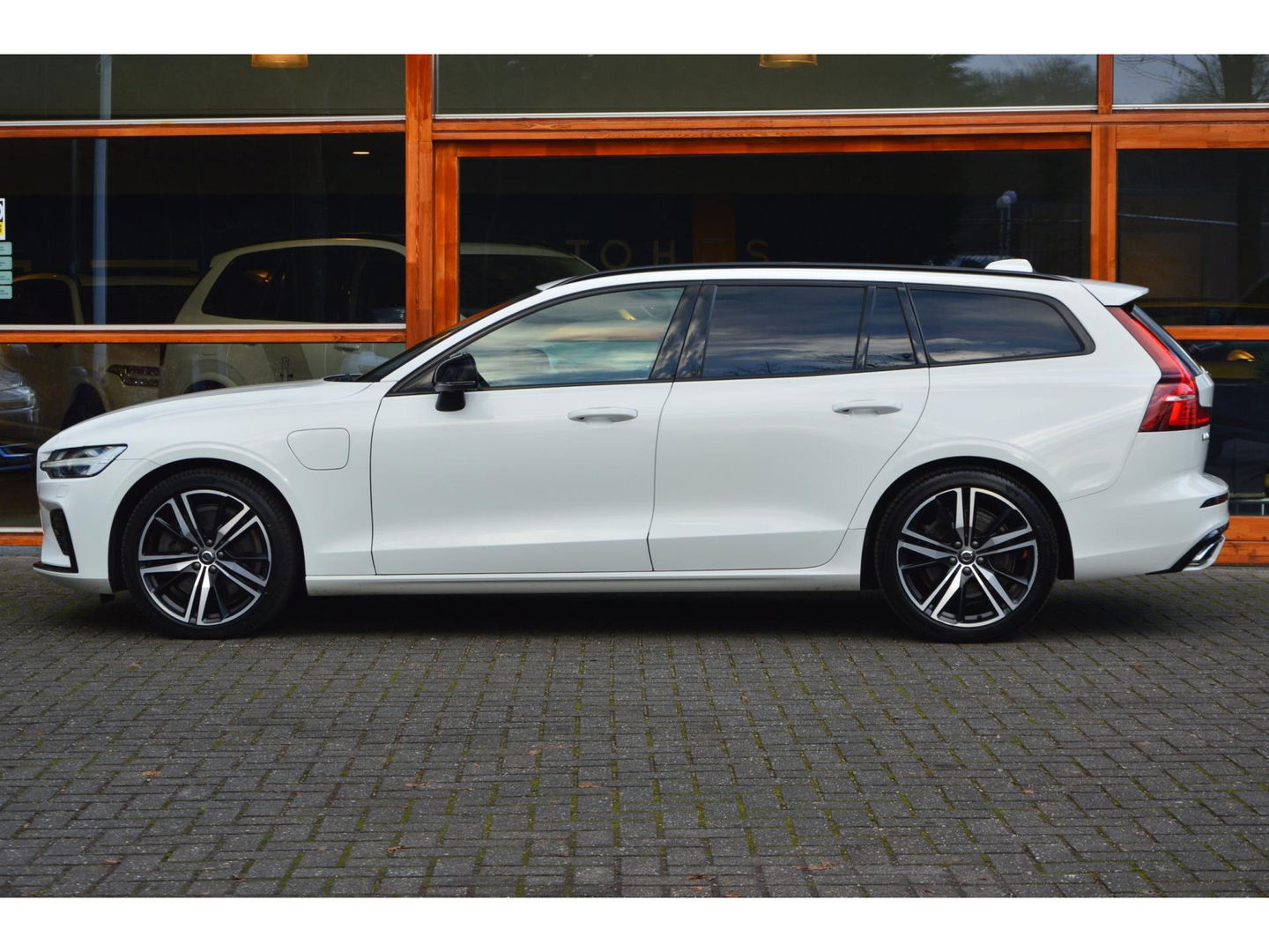 Volvo V60 T6 Hybride AWD Plus Dark | Trekhaak | Stoel + Stuur Verwarmd | elektrische stoelen | Pilot-assist |