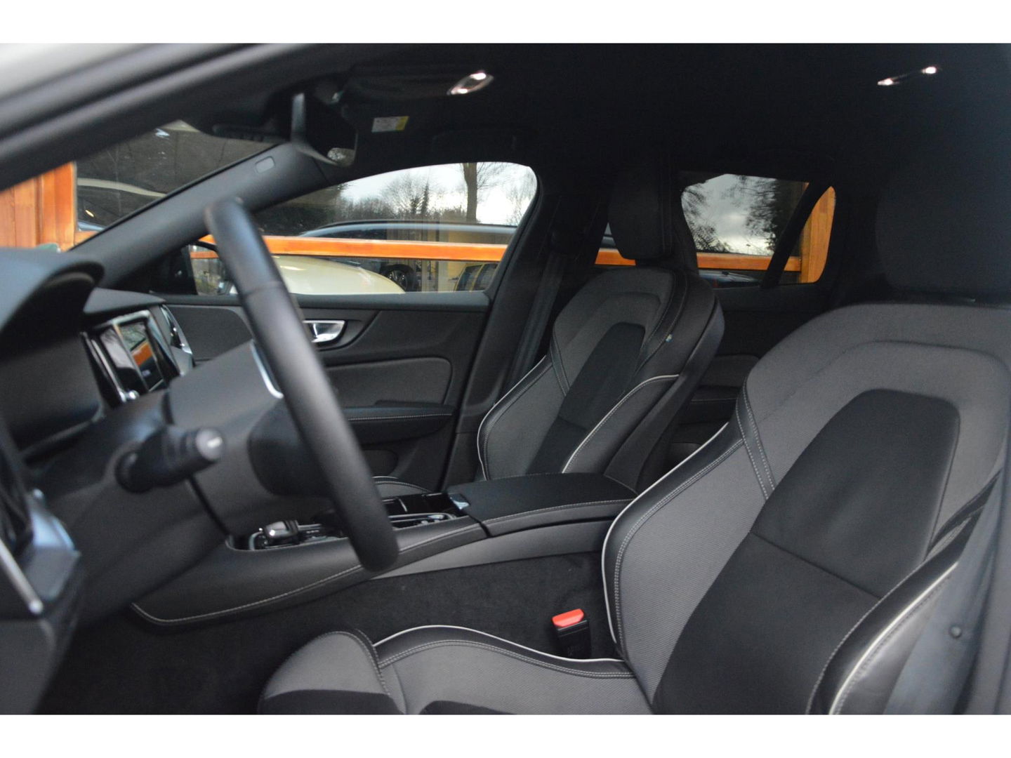 Volvo V60 T6 Hybride AWD Plus Dark | Trekhaak | Stoel + Stuur Verwarmd | elektrische stoelen | Pilot-assist |