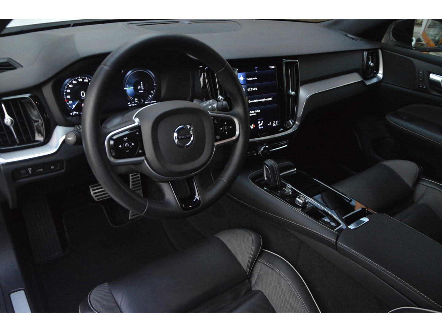 Volvo V60 T6 Hybride AWD Plus Dark | Trekhaak | Stoel + Stuur Verwarmd | elektrische stoelen | Pilot-assist |