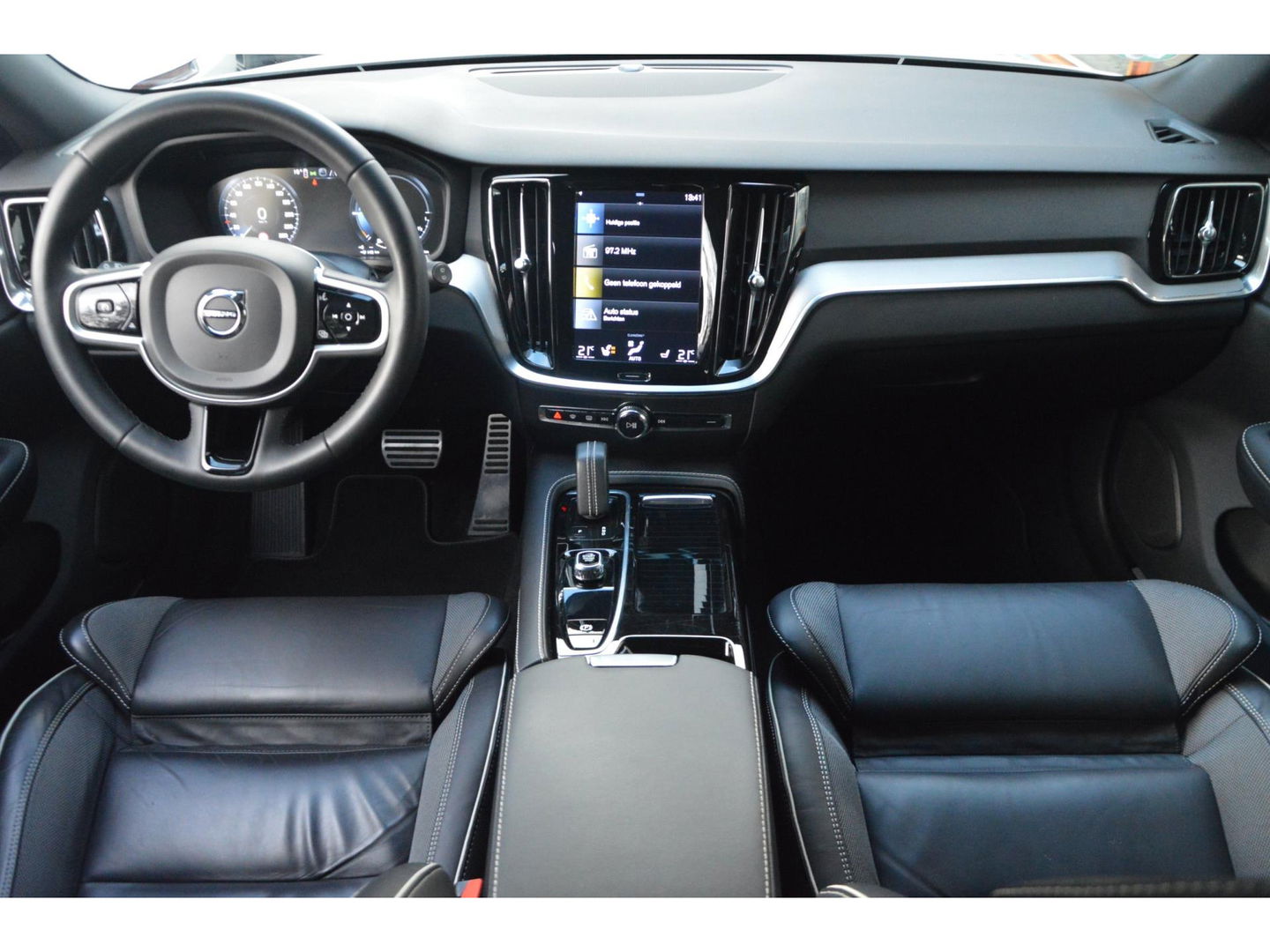 Volvo V60 T6 Hybride AWD Plus Dark | Trekhaak | Stoel + Stuur Verwarmd | elektrische stoelen | Pilot-assist |