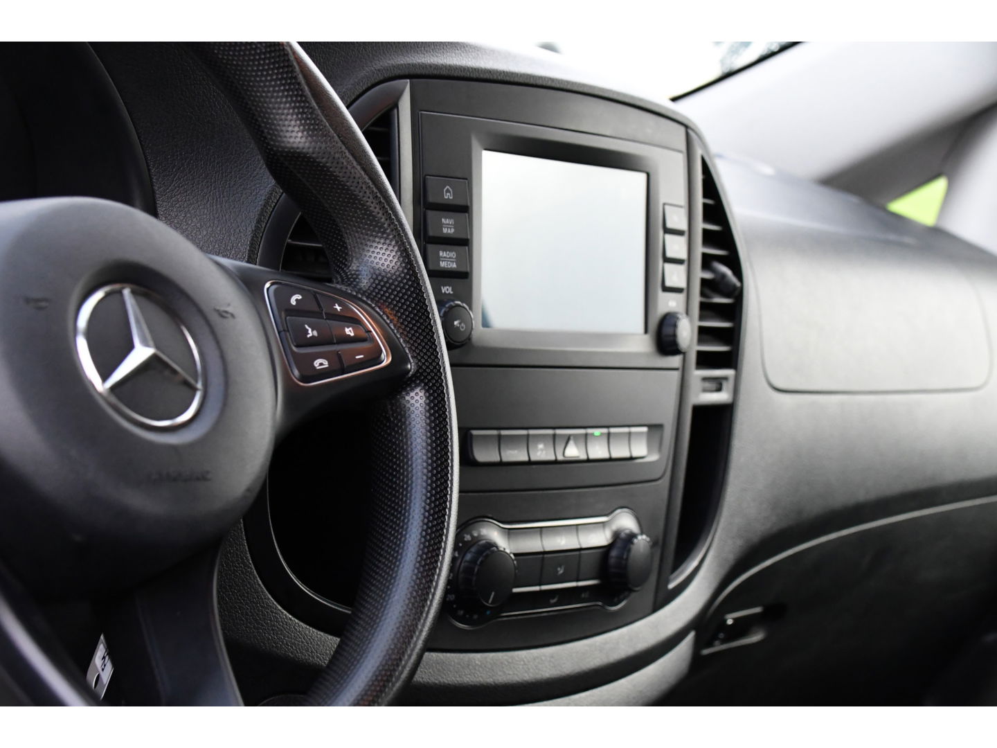 Mercedes-Benz Vito 114 CDI L2 Black Edition Camera, Cruise, Carplay, LED, 190pk, Automaat, Multimedia, Uniek!