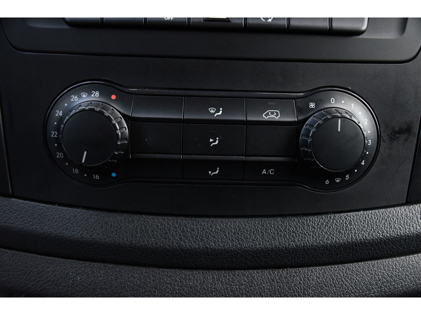 Mercedes-Benz Vito 114 CDI L2 Black Edition Camera, Cruise, Carplay, LED, 190pk, Automaat, Multimedia, Uniek!