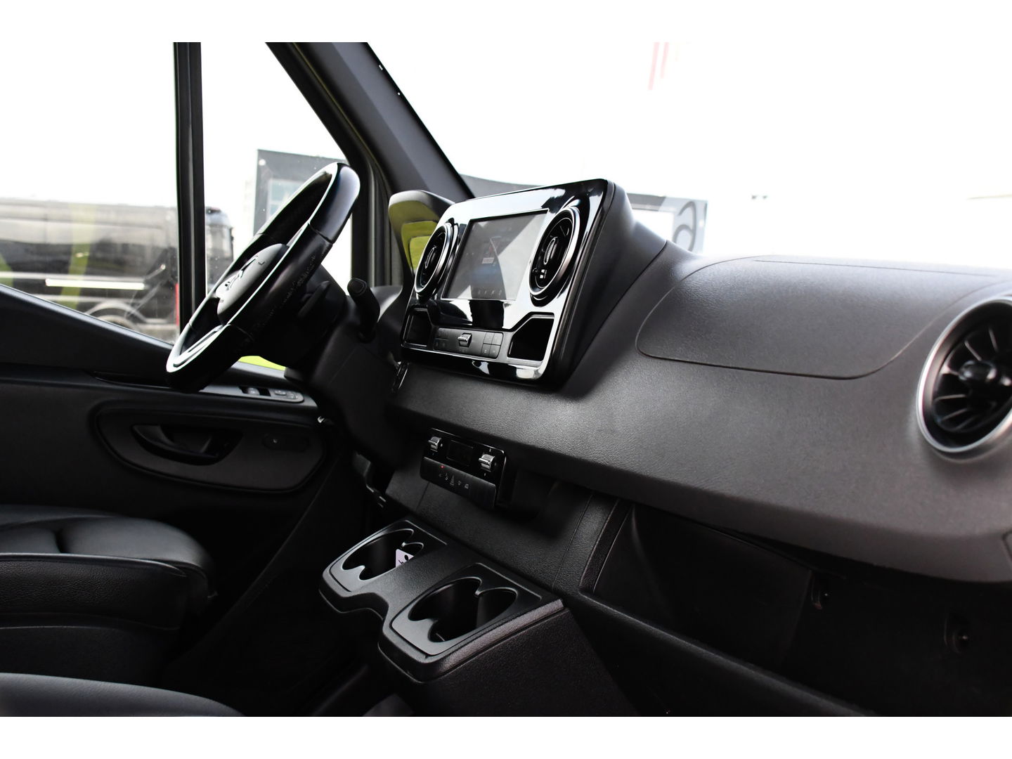 Mercedes-Benz Sprinter 519 V6 3.0 CDI L3H2 PB Edition Adaptieve Cruise, Camera, 10,5'' Mbux, 3500kg Trekhaak, Carplay, LED, Leder, Stoelverwarming, 190pk, Uniek!