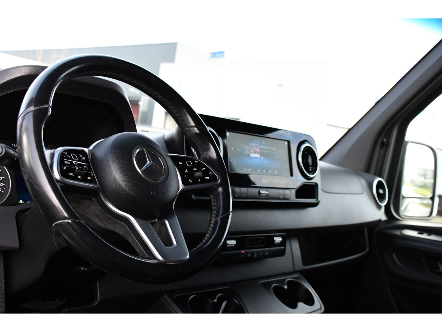 Mercedes-Benz Sprinter 519 V6 3.0 CDI L3H2 PB Edition Adaptieve Cruise, Camera, 10,5'' Mbux, 3500kg Trekhaak, Carplay, LED, Leder, Stoelverwarming, 190pk, Uniek!