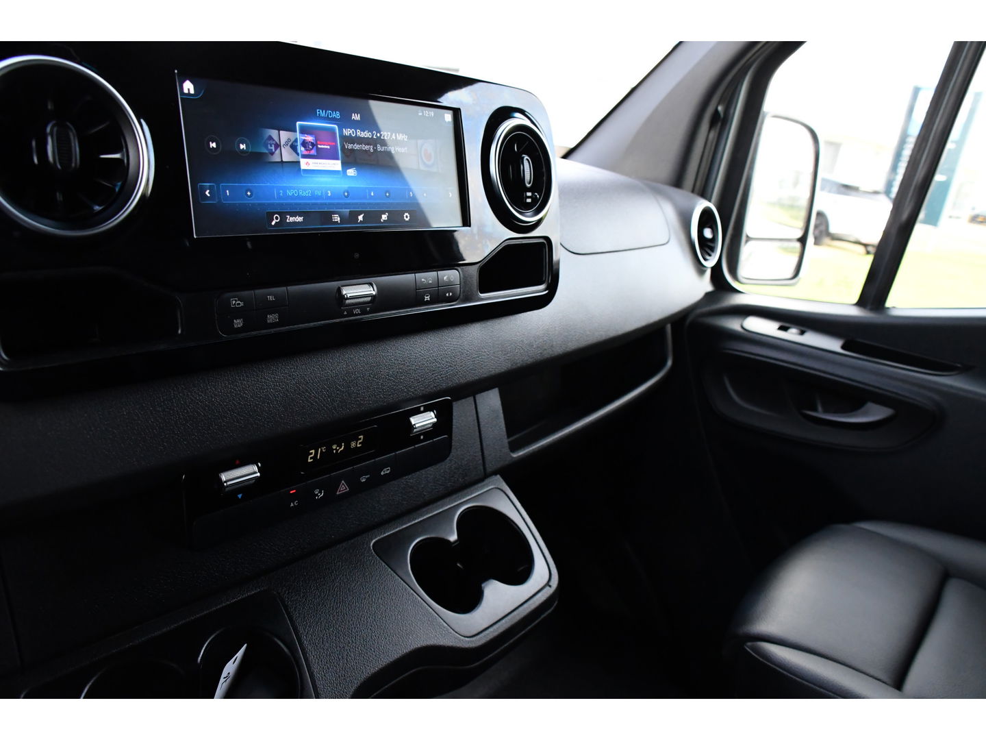 Mercedes-Benz Sprinter 519 V6 3.0 CDI L3H2 PB Edition Adaptieve Cruise, Camera, 10,5'' Mbux, 3500kg Trekhaak, Carplay, LED, Leder, Stoelverwarming, 190pk, Uniek!