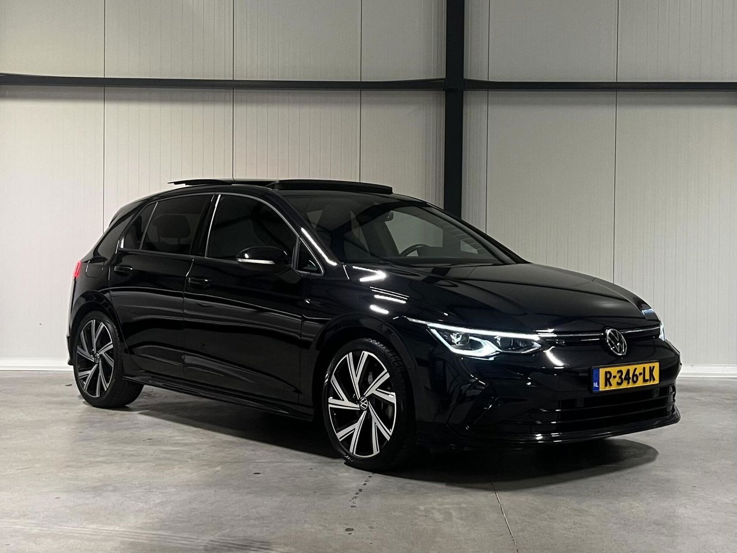 Volkswagen Golf 1.5 eTSI R-Line Pano Carplay Sfeer IQ Light