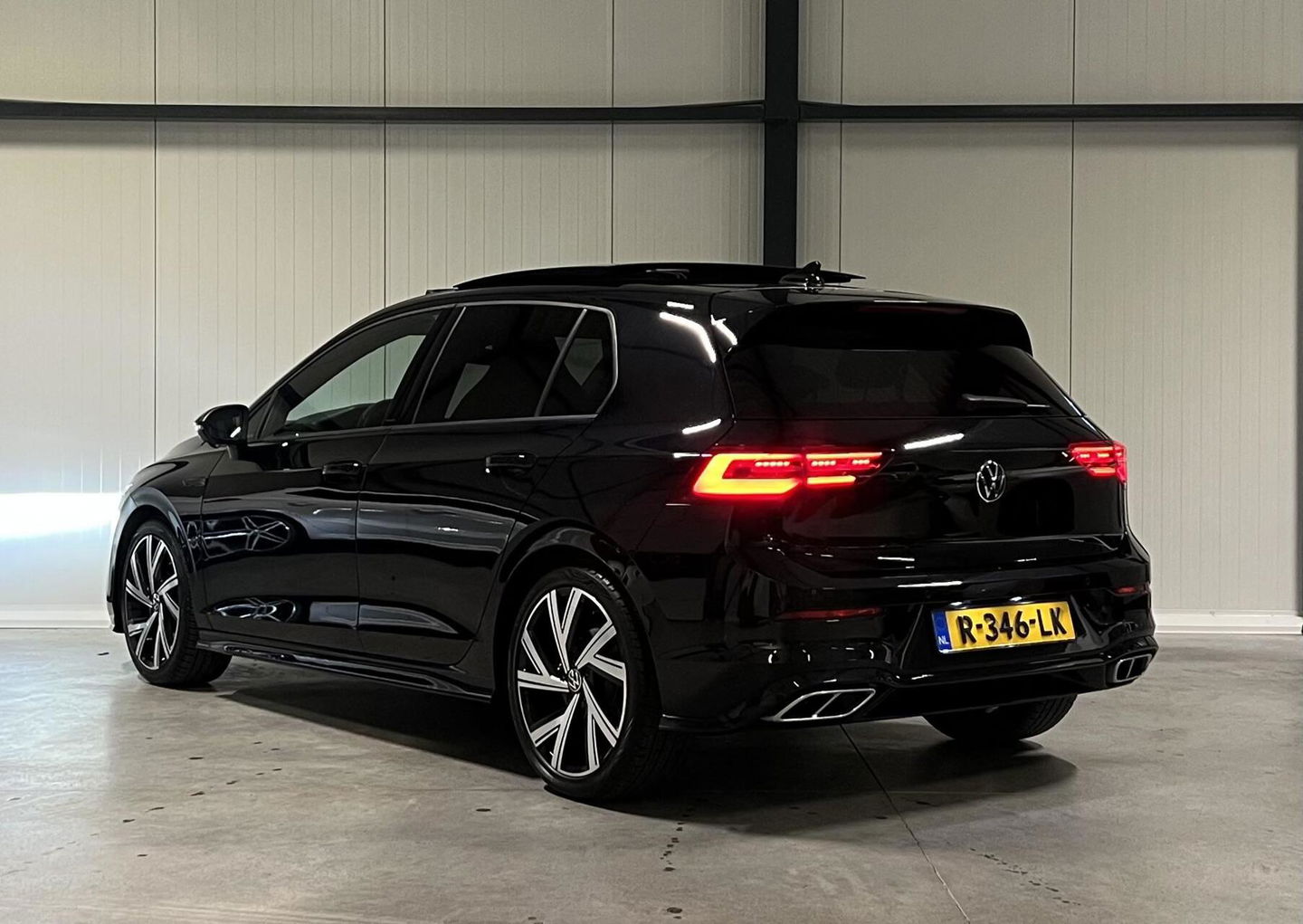 Volkswagen Golf 1.5 eTSI R-Line Pano Carplay Sfeer IQ Light