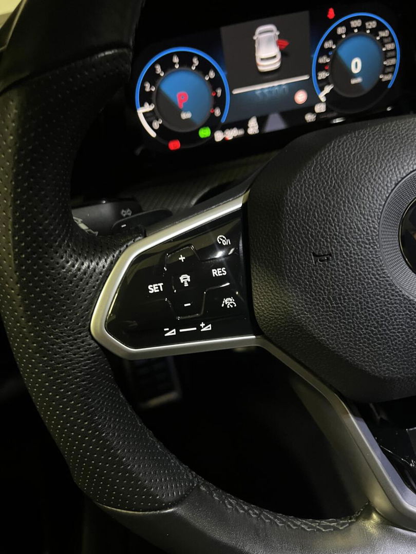 Volkswagen Golf 1.5 eTSI R-Line Pano Carplay Sfeer IQ Light