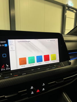 Volkswagen Golf 1.5 eTSI R-Line Pano Carplay Sfeer IQ Light