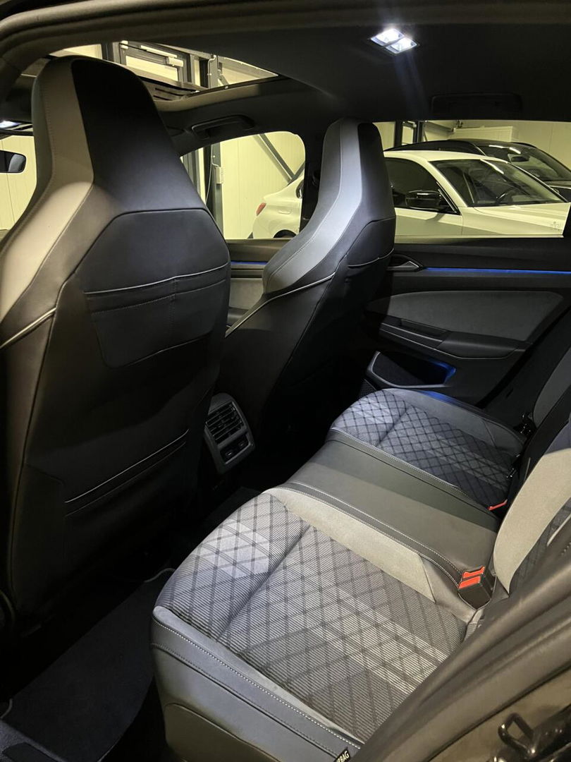 Volkswagen Golf 1.5 eTSI R-Line Pano Carplay Sfeer IQ Light