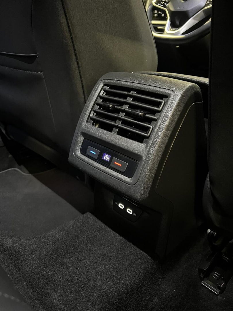 Volkswagen Golf 1.5 eTSI R-Line Pano Carplay Sfeer IQ Light