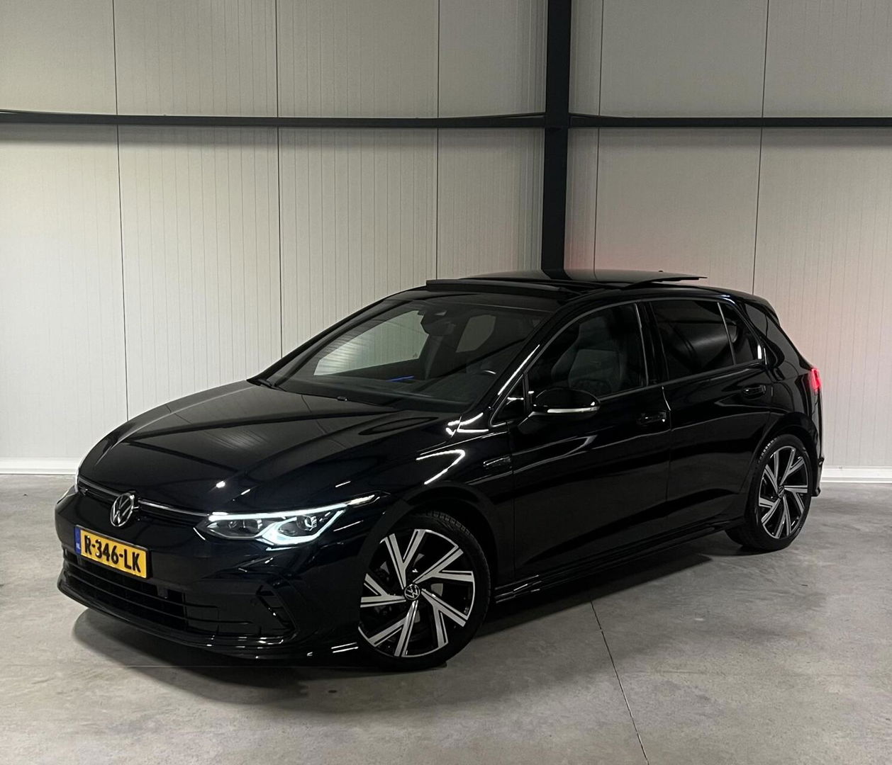 Volkswagen Golf 1.5 eTSI R-Line Pano Carplay Sfeer IQ Light