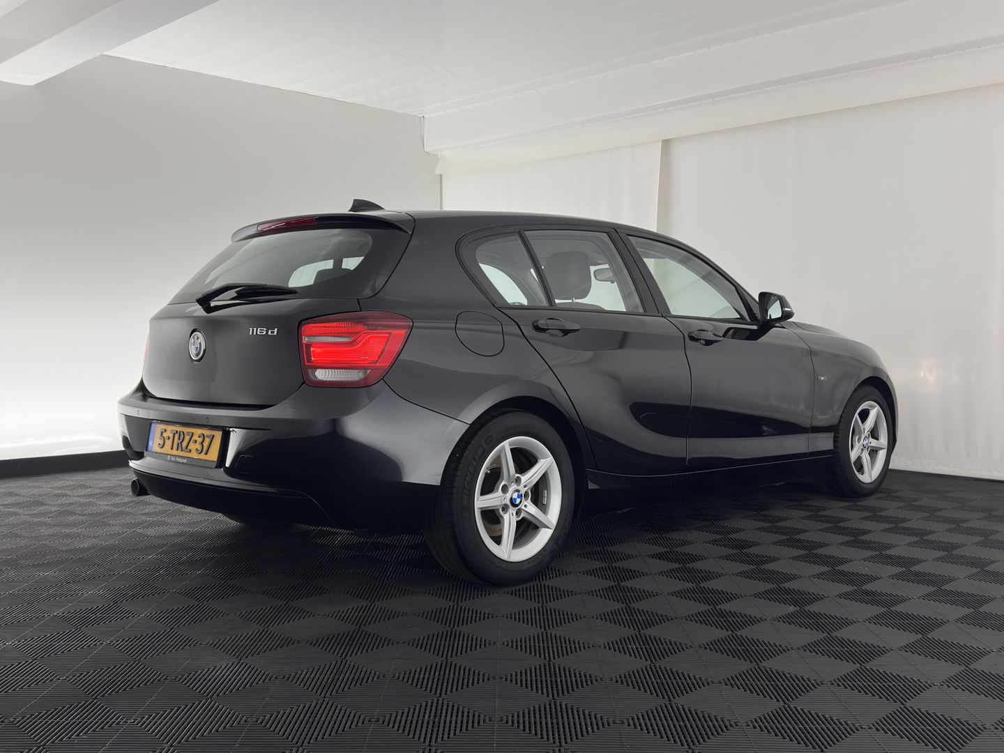 BMW 1-serie 116d EDE Corporate Lease Executive *BI-XENON | LEATHER-SPORTSEATS | CRUISE | ECC | PDC | 16'' ALU*