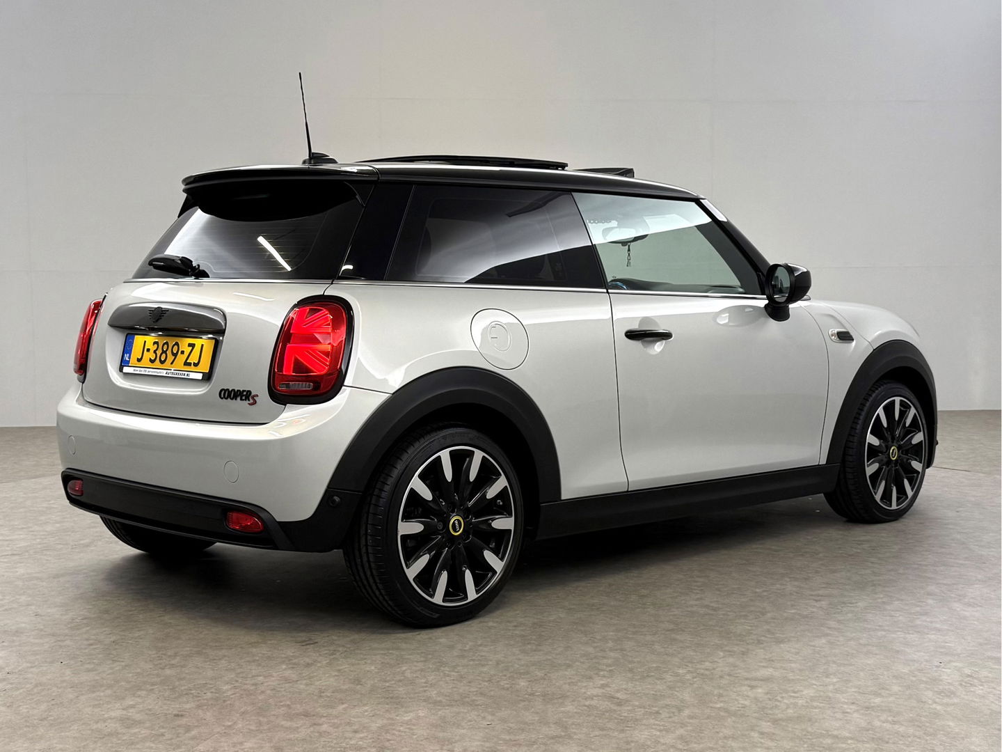 MINI Cooper Yours 33 kWh | SOH 92% | Pano | H/K | Sfeer | HuD | Virtual | Camera | Carplay | Stoelverw. | Keyless |  NAP