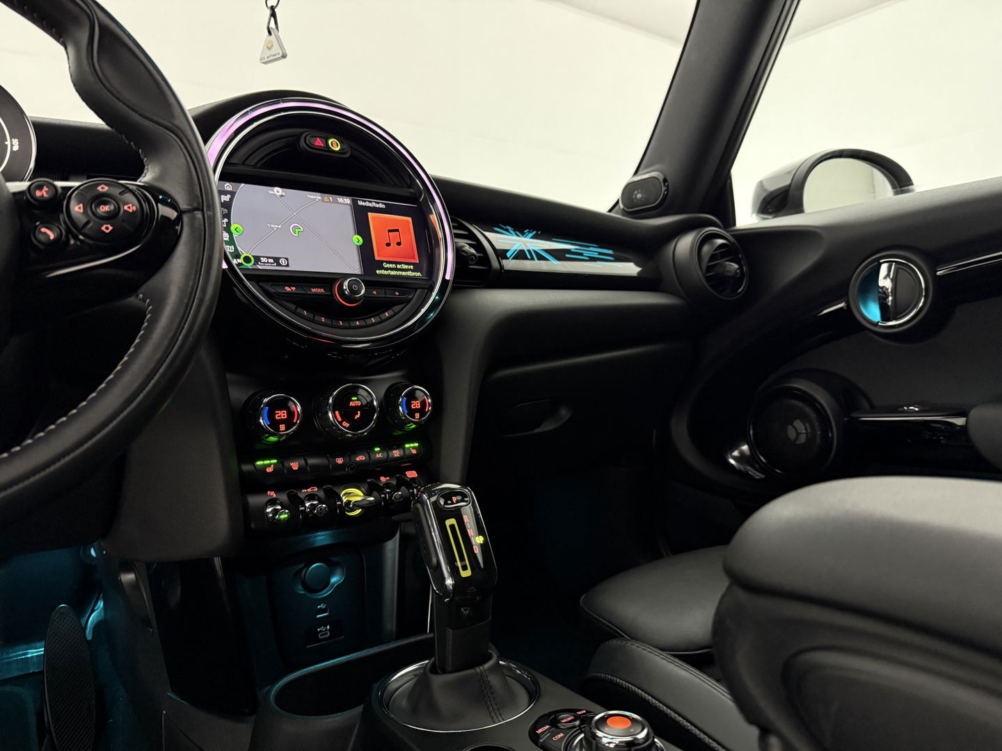 MINI Cooper Yours 33 kWh | SOH 92% | Pano | H/K | Sfeer | HuD | Virtual | Camera | Carplay | Stoelverw. | Keyless |  NAP