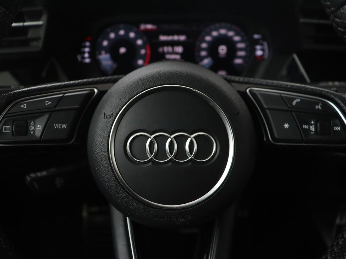 Audi A3 35 TFSI S edition | Carplay | Sportstoelen | Full LED | Navigatie | Half leder | Virtual Cockpit | Climate control | Parkeerhulp | Cruise control | Bluetooth | DAB | Sportstuur