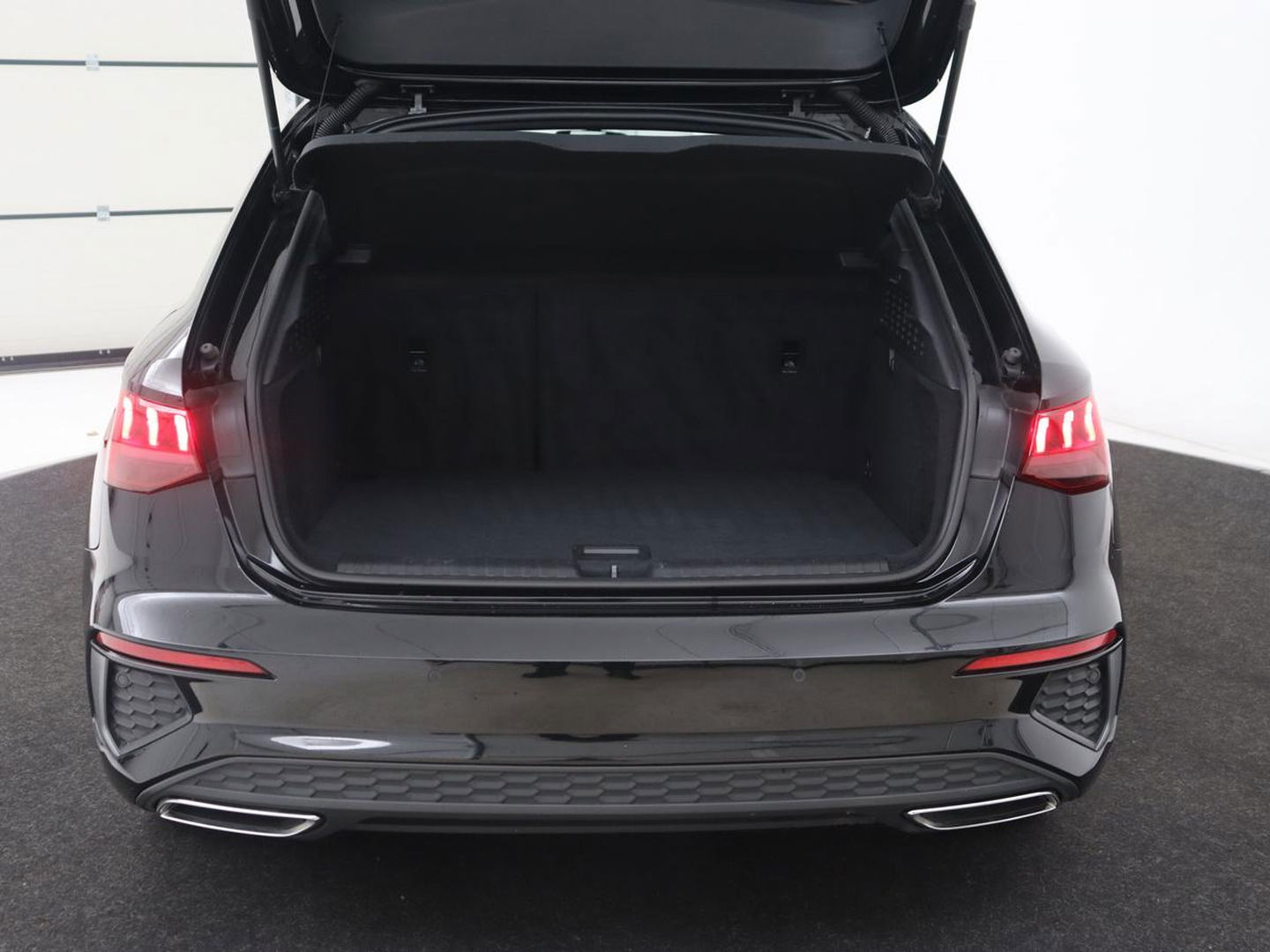 Audi A3 35 TFSI S edition | Carplay | Sportstoelen | Full LED | Navigatie | Half leder | Virtual Cockpit | Climate control | Parkeerhulp | Cruise control | Bluetooth | DAB | Sportstuur