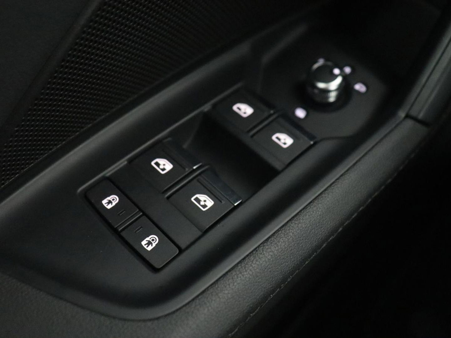 Audi A3 35 TFSI S edition | Carplay | Sportstoelen | Full LED | Navigatie | Half leder | Virtual Cockpit | Climate control | Parkeerhulp | Cruise control | Bluetooth | DAB | Sportstuur