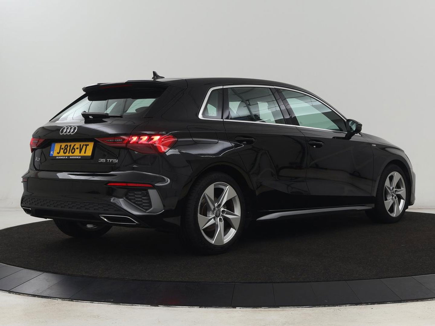 Audi A3 35 TFSI S edition | Carplay | Sportstoelen | Full LED | Navigatie | Half leder | Virtual Cockpit | Climate control | Parkeerhulp | Cruise control | Bluetooth | DAB | Sportstuur