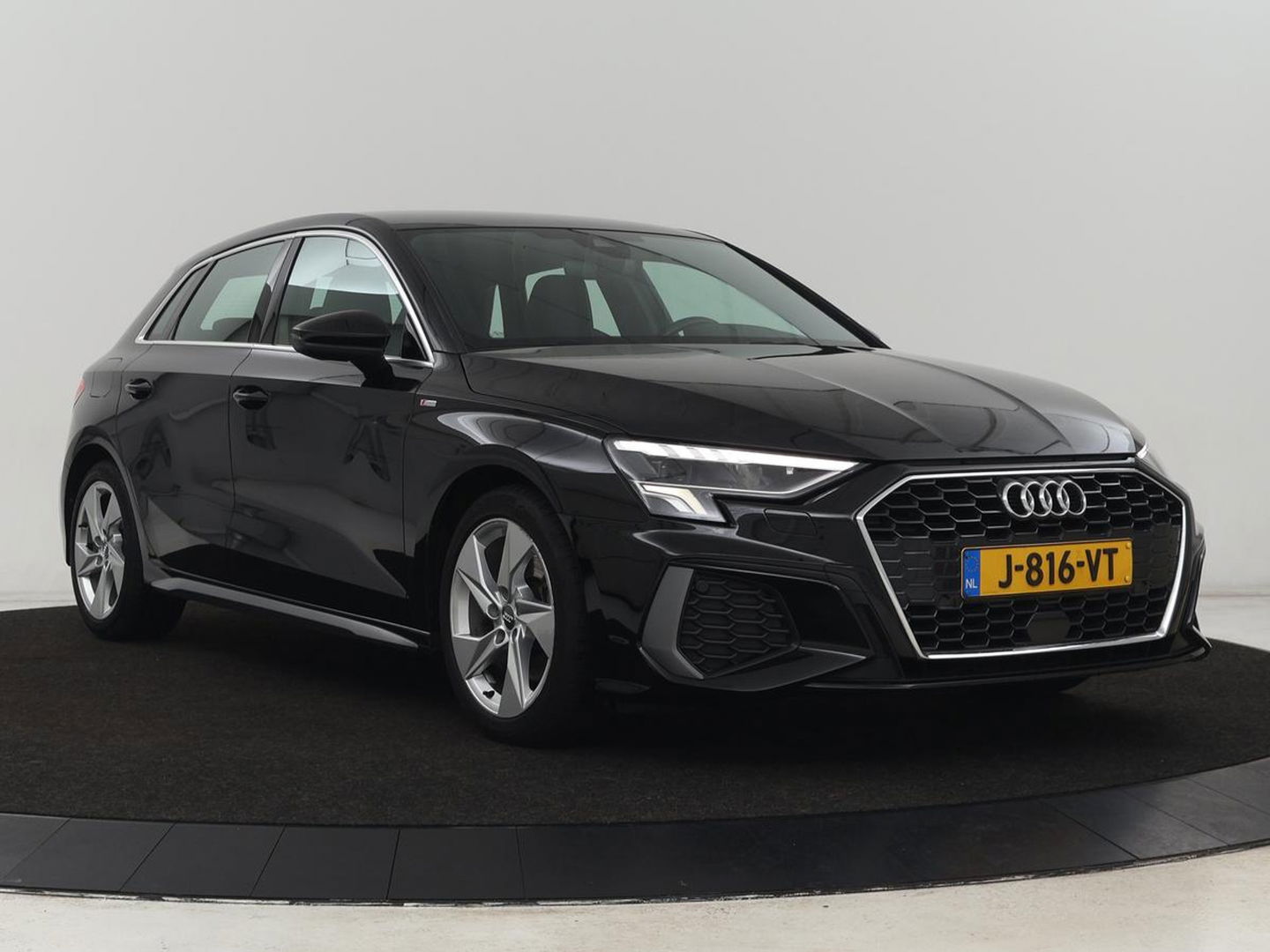 Audi A3 35 TFSI S edition | Carplay | Sportstoelen | Full LED | Navigatie | Half leder | Virtual Cockpit | Climate control | Parkeerhulp | Cruise control | Bluetooth | DAB | Sportstuur