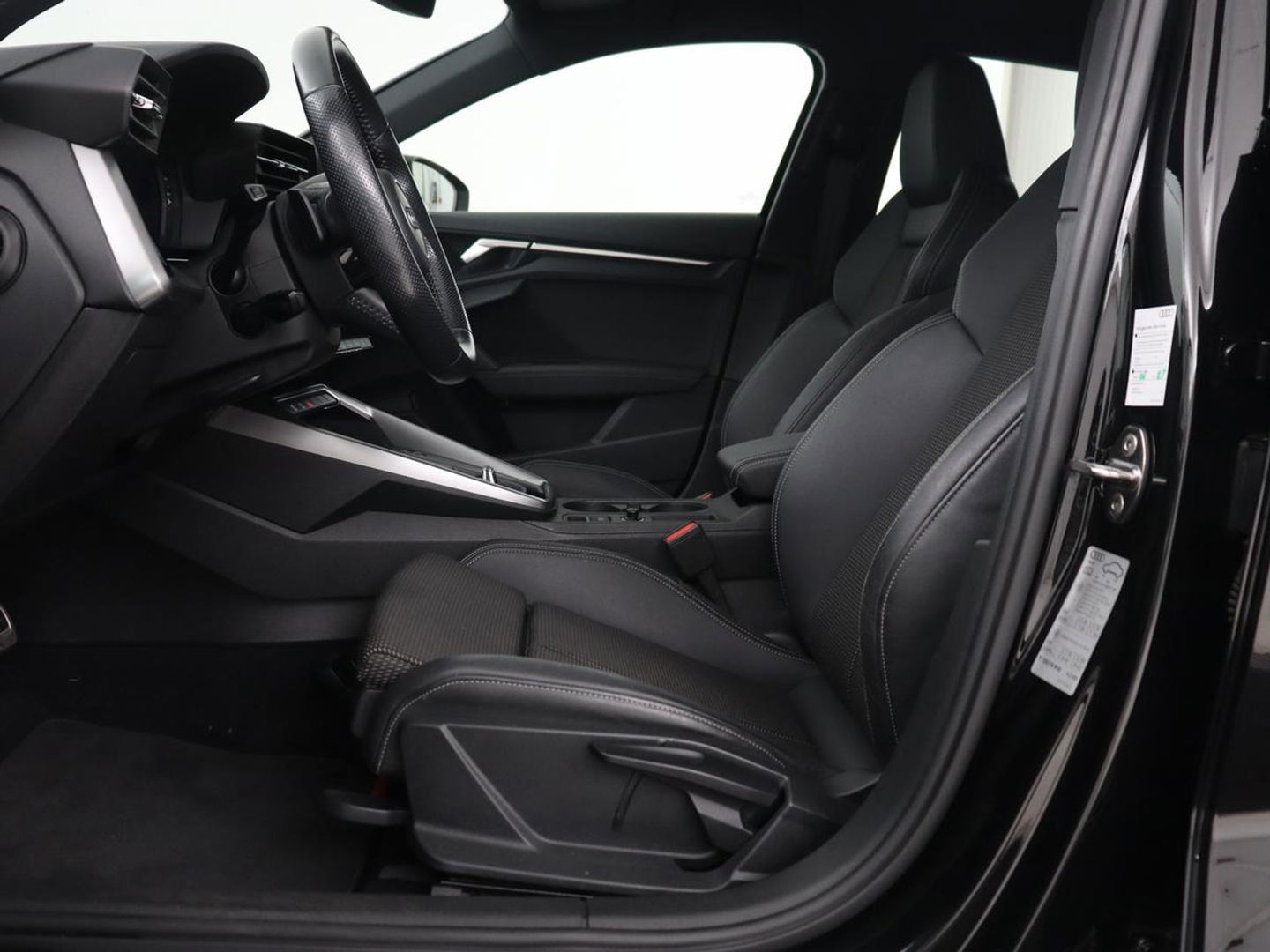 Audi A3 35 TFSI S edition | Carplay | Sportstoelen | Full LED | Navigatie | Half leder | Virtual Cockpit | Climate control | Parkeerhulp | Cruise control | Bluetooth | DAB | Sportstuur