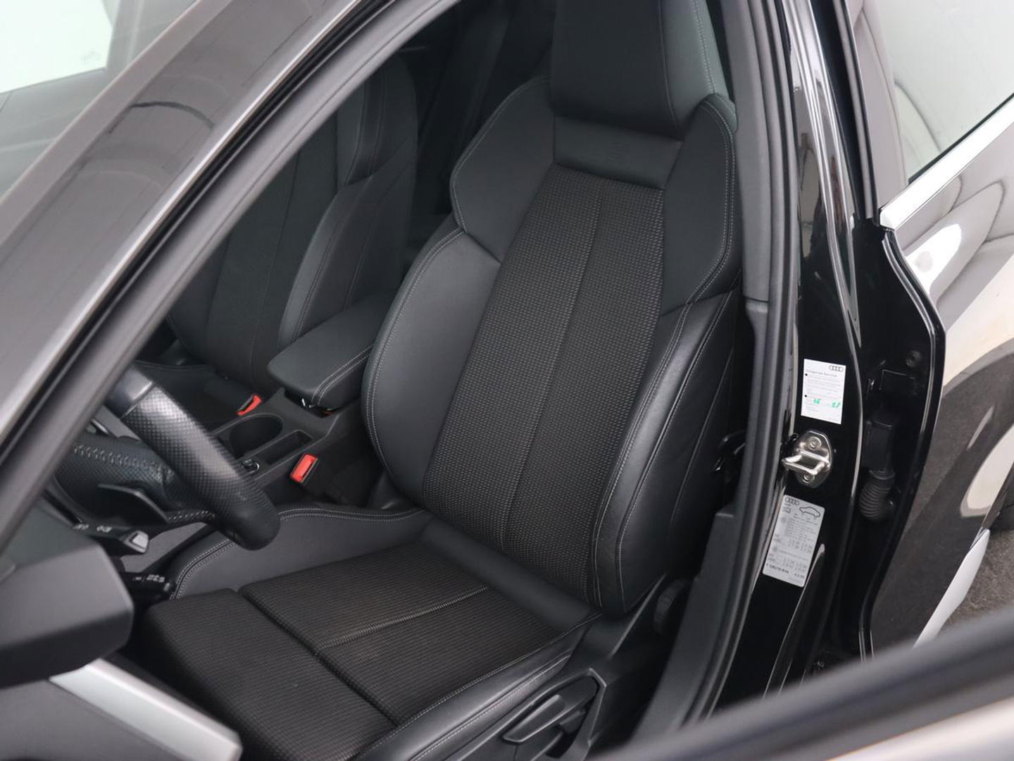 Audi A3 35 TFSI S edition | Carplay | Sportstoelen | Full LED | Navigatie | Half leder | Virtual Cockpit | Climate control | Parkeerhulp | Cruise control | Bluetooth | DAB | Sportstuur