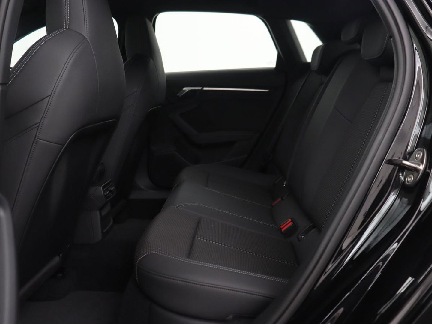 Audi A3 35 TFSI S edition | Carplay | Sportstoelen | Full LED | Navigatie | Half leder | Virtual Cockpit | Climate control | Parkeerhulp | Cruise control | Bluetooth | DAB | Sportstuur