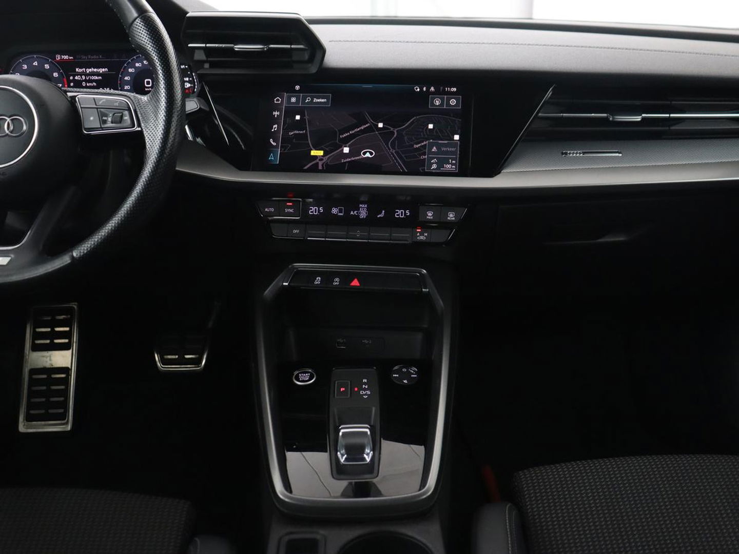 Audi A3 35 TFSI S edition | Carplay | Sportstoelen | Full LED | Navigatie | Half leder | Virtual Cockpit | Climate control | Parkeerhulp | Cruise control | Bluetooth | DAB | Sportstuur