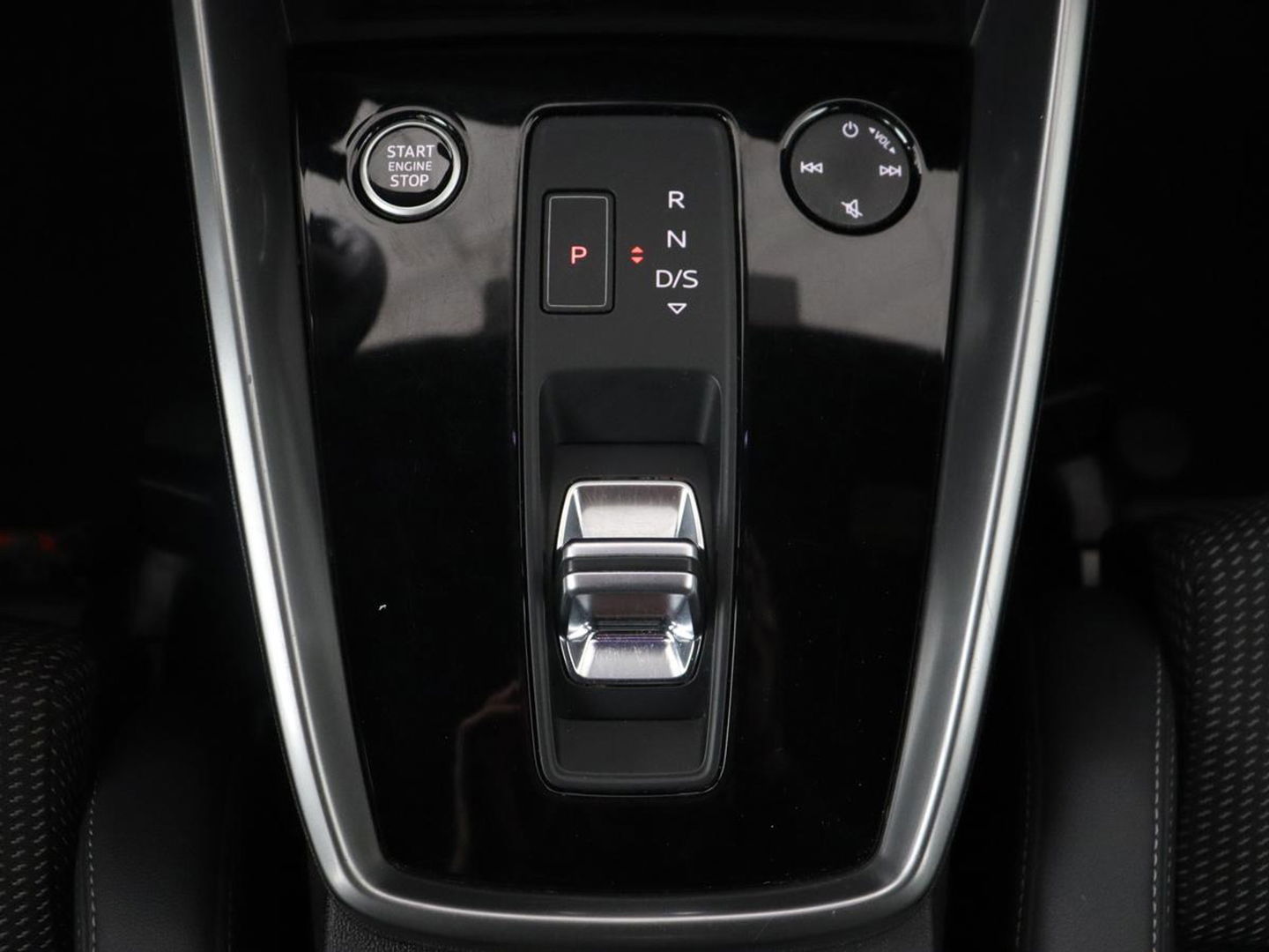 Audi A3 35 TFSI S edition | Carplay | Sportstoelen | Full LED | Navigatie | Half leder | Virtual Cockpit | Climate control | Parkeerhulp | Cruise control | Bluetooth | DAB | Sportstuur