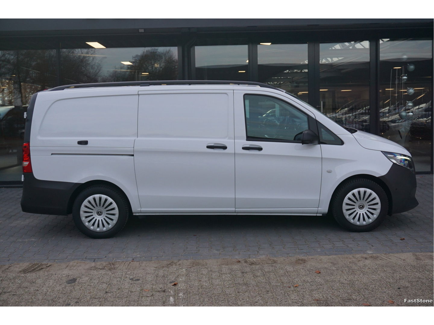 Mercedes-Benz Vito 116 CDI Lang AUT BPM VRIJ!! 10.25" MBUX, Distronic, 360° Cam, Trekhaak, Adap. LED!! NR. G01*