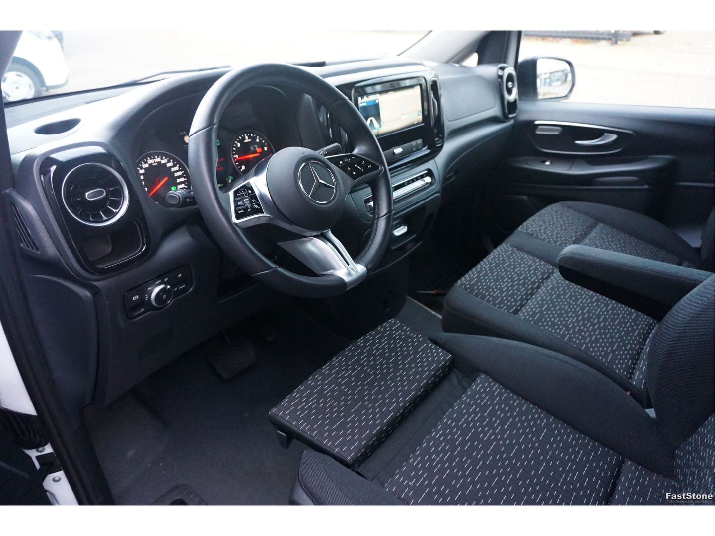 Mercedes-Benz Vito 116 CDI Lang AUT BPM VRIJ!! 10.25" MBUX, Distronic, 360° Cam, Trekhaak, Adap. LED!! NR. G01*