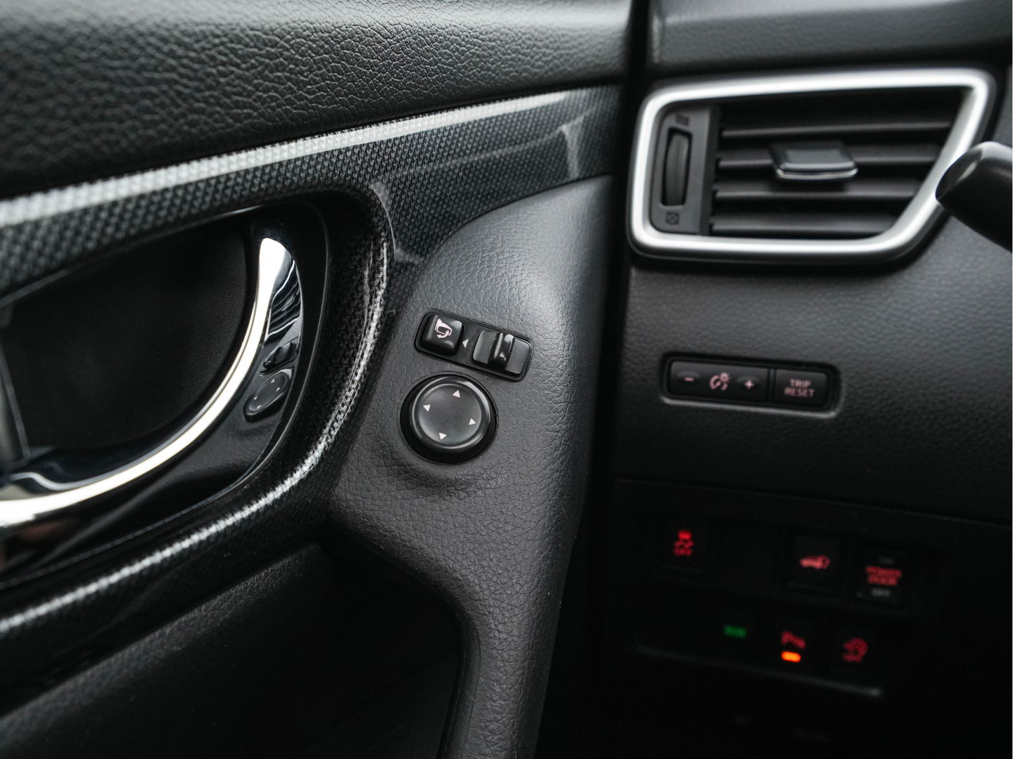 Nissan X-Trail 1.6 dCi Tekna (INCL-BTW) Aut. *PANO | LUXURY-LEATHER | FULL-LED | TOP-VIEW | JBL-AUDIO | BLINDSPOT | KEYLESS | HEATED-COMFORTSEATS | NAVI-FULLMAP | CARPLAY | PRIVACY-GLASS | 19''ALU*