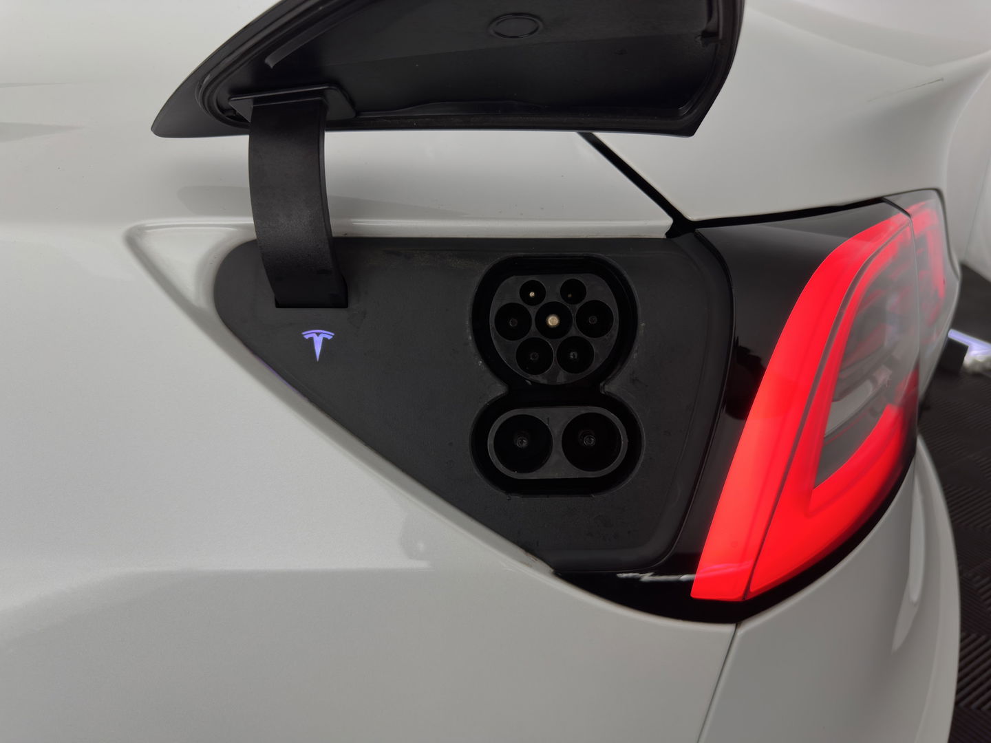 Tesla Model 3 Long Range AWD 75 kWh [3-Fase] {SOH-86%} (INCL-BTW)  Aut. *HEATPUMP | PANO | AUTO-PILOT | LUXURY-LEATHER | KEYLESS | FULL-LED | MEMORY-PACK | SURROUND-VIEW | DAB | CARPLAY | DIGI-COCKPIT | LANE-ASSIST | COMFORT-SEATS | 18"ALU*