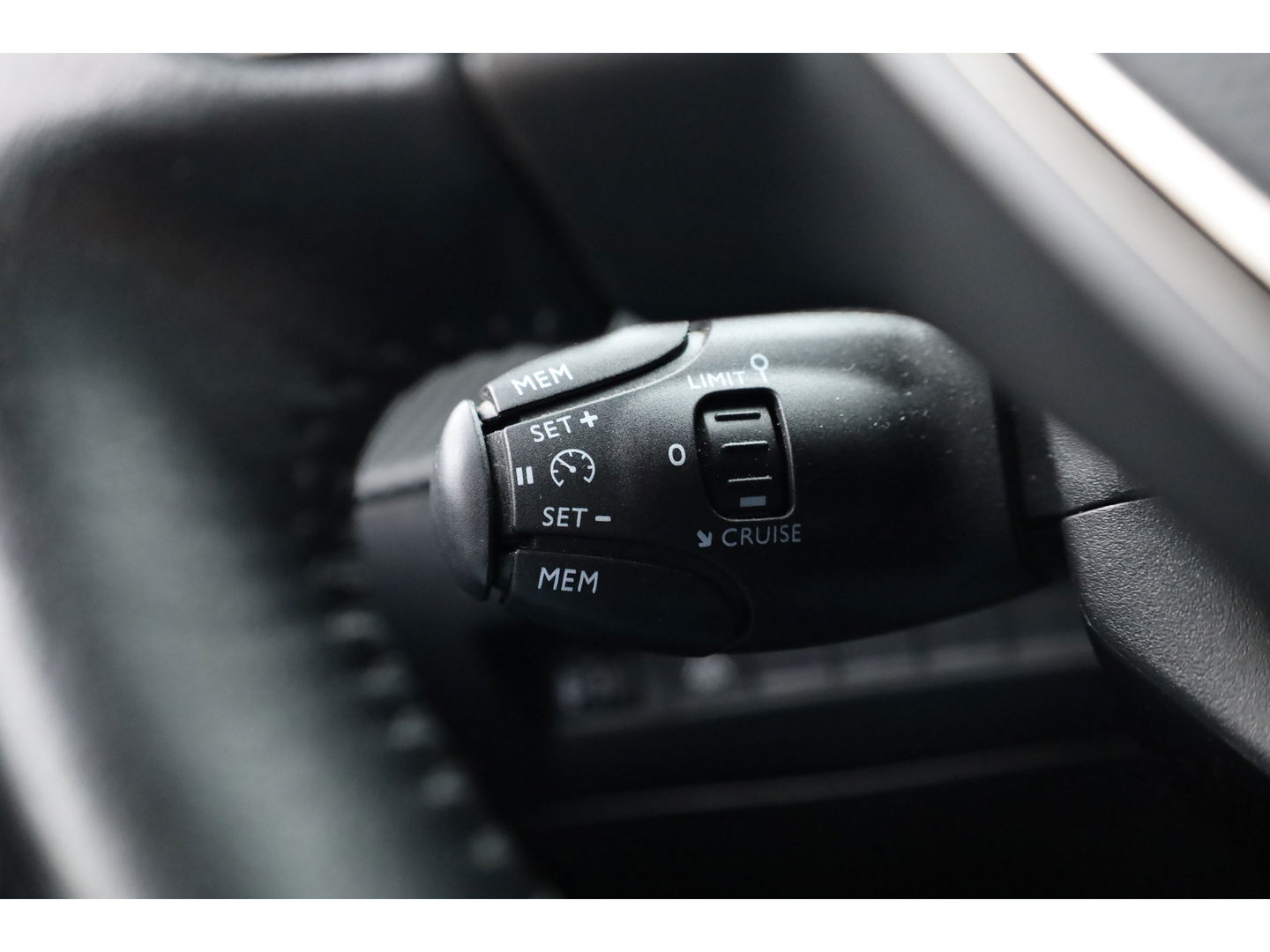 Peugeot e-2008 EV Active 50 kWh | Navi | Apple CarPlay | Cruise | LED | Clima | All Seasons