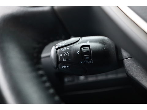 Peugeot e-2008 EV Active 50 kWh | Navi | Apple CarPlay | Cruise | LED | Clima | All Seasons