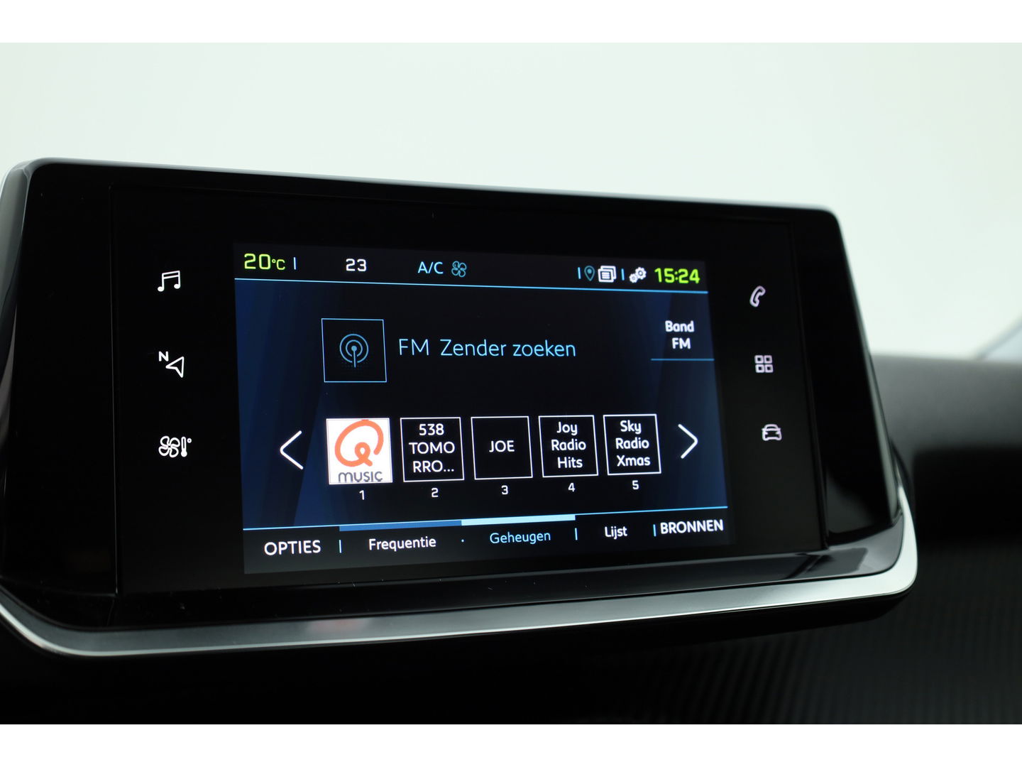 Peugeot e-2008 EV Active 50 kWh | Navi | Apple CarPlay | Cruise | LED | Clima | All Seasons