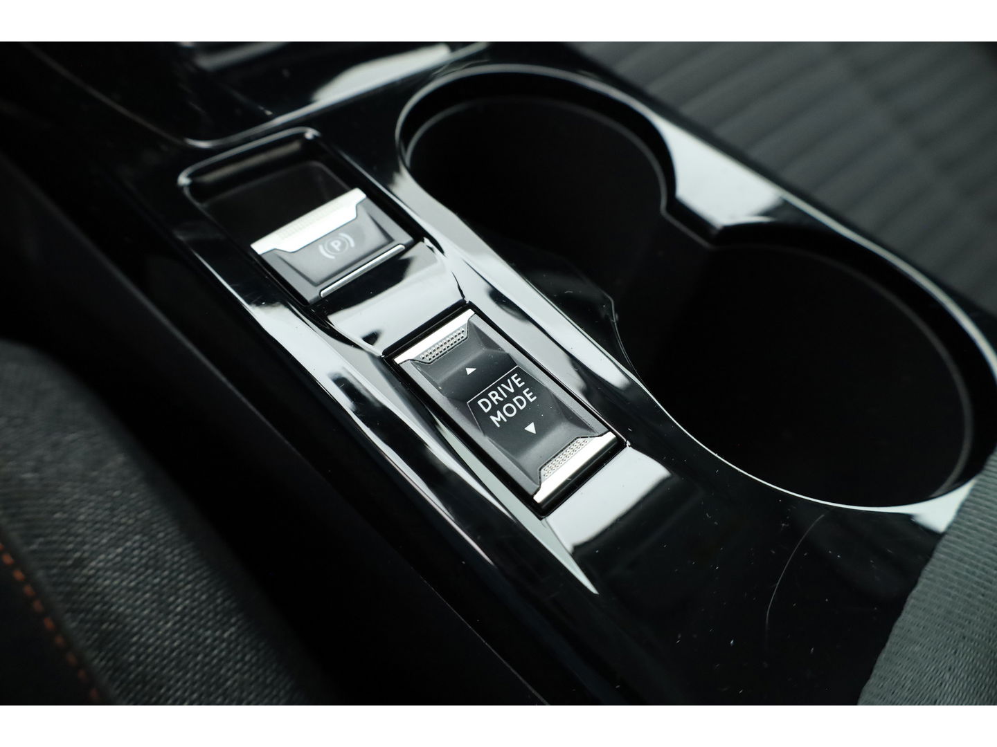 Peugeot e-2008 EV Active 50 kWh | Navi | Apple CarPlay | Cruise | LED | Clima | All Seasons