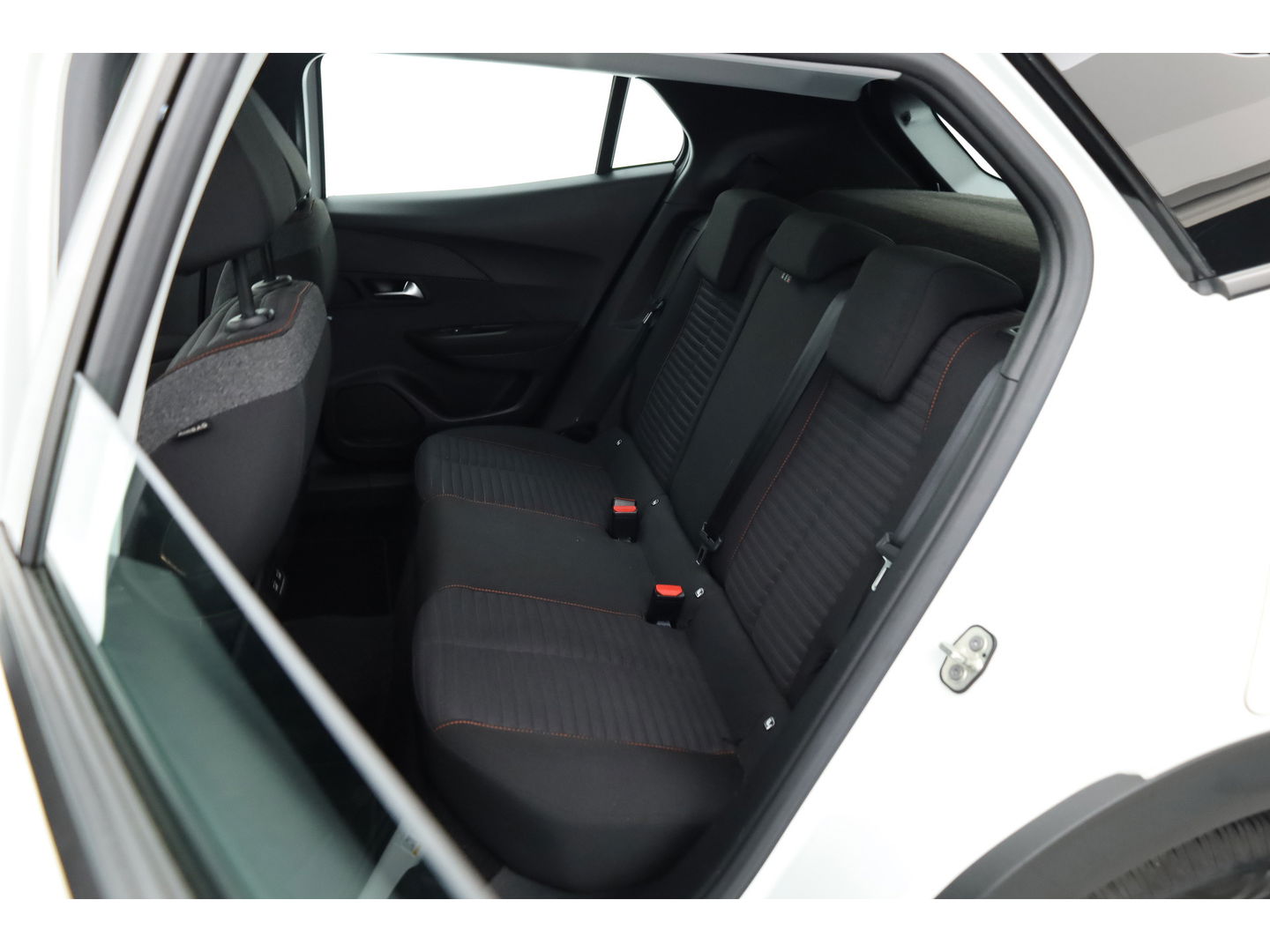 Peugeot e-2008 EV Active 50 kWh | Navi | Apple CarPlay | Cruise | LED | Clima | All Seasons